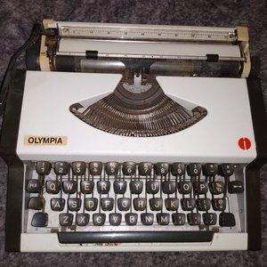 Olympia Traveller Deluxe Portable Manual Typewriter